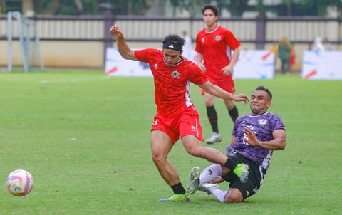 Pertandingan Colossus FC melawan Selebritis FC di PTIK Sport Stadium, Jakarta, Sabtu (19/7/2025).