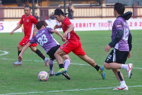 Pertandingan Colossus FC melawan Selebritis FC di PTIK Sport Stadium, Jakarta, Sabtu (19/7/2025).