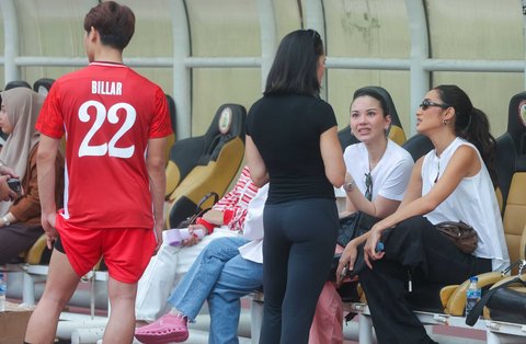Suporter pertandingan Colossus FC melawan Selebritis FC di PTIK Sport Stadium, Jakarta, Sabtu (19/7/2025).