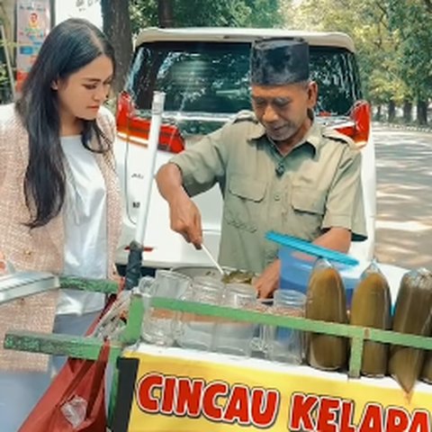 Sosok Pedagang Es Cincau ini Kuasai 4 Bahasa Asing
