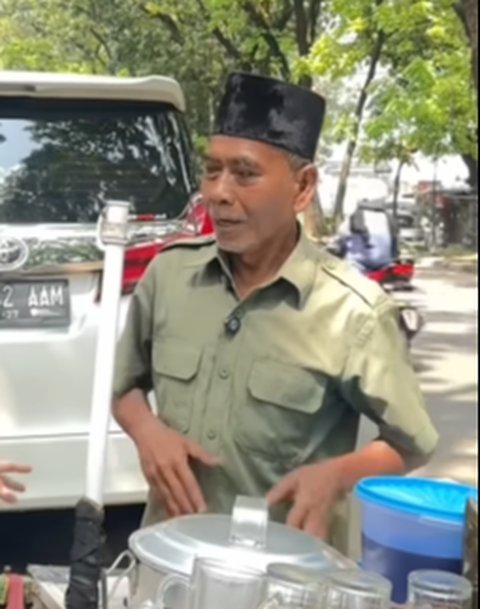 Sosok Pedagang Es Cincau ini Kuasai 4 Bahasa Asing