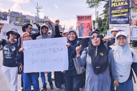 Solidaritas Jember Melawan (SJM) menggelar aksi May Day di Jember, Jawa Timur, menuntut inklusifitas ketenagakerjaan, upah layak, dan perlindungan bagi buruh pertanian, perkebunan, nelayan, dan pekerja migran.