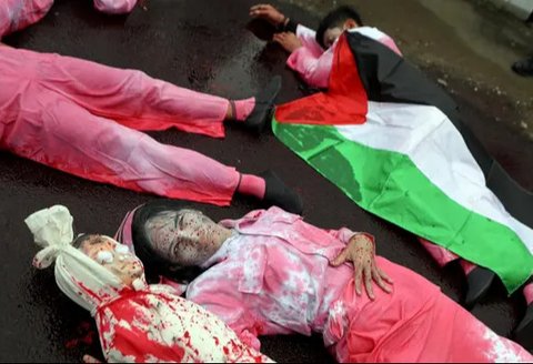 Salah satu dari mereka terlihat memeluk boneka dan diselimuti bendera Palestina, menggambarkan penderitaan anak-anak korban perang di Gaza. (Liputan6.com/Herman Zakharia)