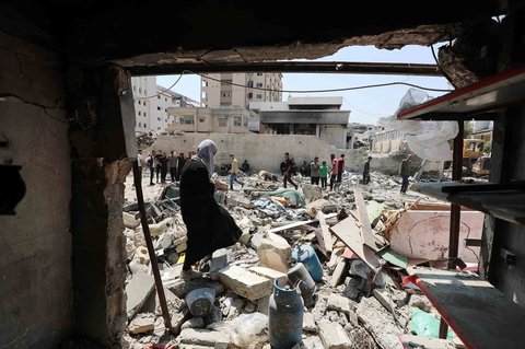 Warga menangis jelang pemakaman warga Gaza yang tewas akibat serangan udara Israel di rumah sakit Al-Shifa, Gaza, Palestina,  Sabtu (07/06/2025).