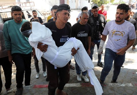 Warga menangis jelang pemakaman warga Gaza yang tewas akibat serangan udara Israel di rumah sakit Al-Shifa, Gaza, Palestina,  Sabtu (07/06/2025).