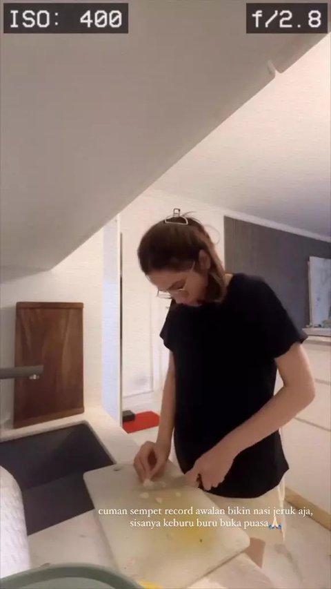 Intip Potret Dapur Rumah Syifa Hadju, Kental Nuansa Simpel, Modern, dan Minim Perabotan