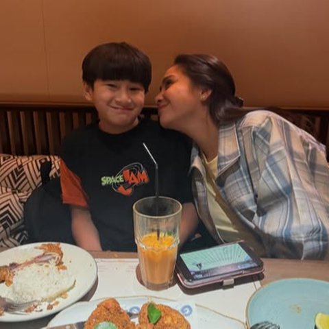 Potret Rafathar Malu-malu Dicium Nagita Slavina, Ekspresi Si Aa Justru Bikin Gemas - Disebut Sayang tapi Gengsi