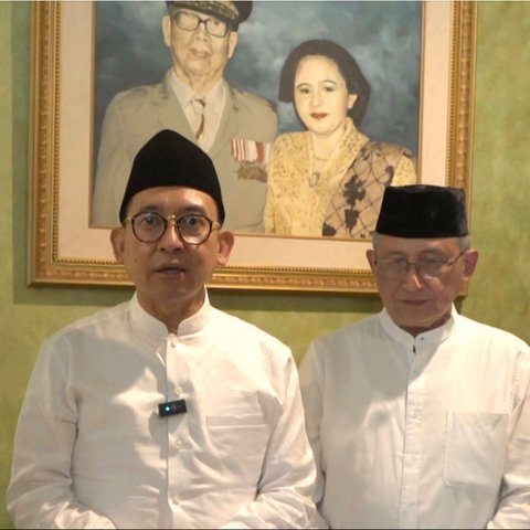 Menteri  Fadli Zon diapit Ketua Majelis Surau Qutubul Amin H Suroso Surya Atmadja ( kiri) dan Guru Besar UGM Gunawan Sumodiningrat.