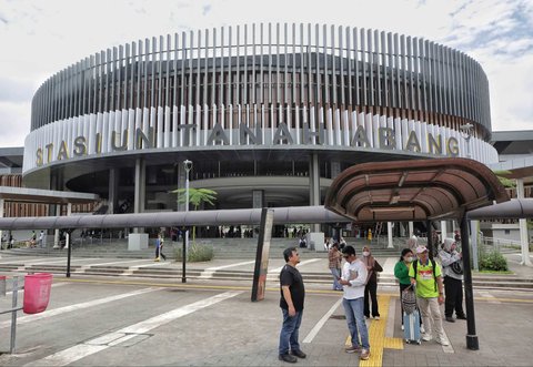 Suasana aktivitas penumpang Kereta Rel Listrik (KRL) di Stasiun Tanah Abang, Jakarta, Rabu (2/7/2025).