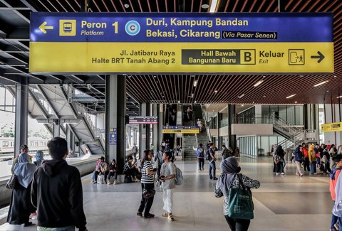 Suasana aktivitas penumpang Kereta Rel Listrik (KRL) di Stasiun Tanah Abang, Jakarta, Rabu (2/7/2025).