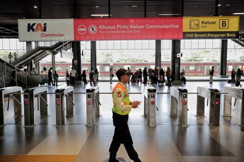 Seorang petugas keamanan berjaga di pintu keluar Stasiun Tanah Abang, Jakarta, Rabu (2/7/2025).