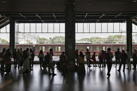 Suasana aktivitas penumpang Kereta Rel Listrik (KRL) di Stasiun Tanah Abang, Jakarta, Rabu (2/7/2025).