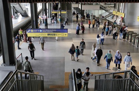 Suasana aktivitas penumpang Kereta Rel Listrik (KRL) di Stasiun Tanah Abang, Jakarta, Rabu (2/7/2025).