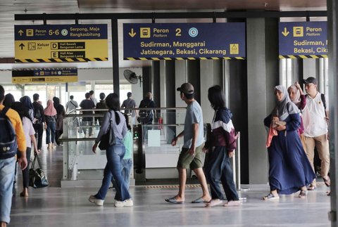 Suasana aktivitas penumpang Kereta Rel Listrik (KRL) di Stasiun Tanah Abang, Jakarta, Rabu (2/7/2025).