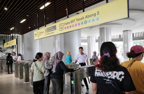 Suasana aktivitas penumpang Kereta Rel Listrik (KRL) di Stasiun Tanah Abang, Jakarta, Rabu (2/7/2025).
