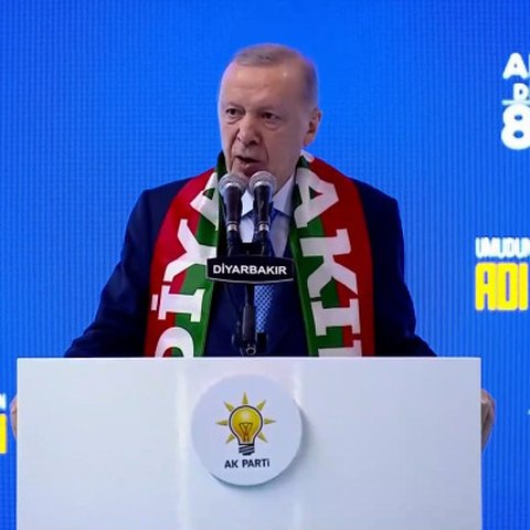 ANTARA - Presiden Turki Recep Tayyip Erdogan mendesak Partai Pekerja Kurdistan (PKK) untuk menyerahkan senjatanya, Sabtu (11/1). Saat&nbsp;berbicara di Kota ...