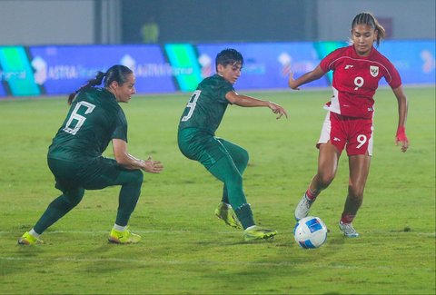 Pesepak bola Timnas Putri Indonesia Claudia Alexandra  berebut bola dengan dua pesepak bola Timnas Putri Pakistan  saat pertandingan kualifikasi Piala Asia Wanita 2026 Grup D di Stadion Indomilk Arena, Kabupaten Tangerang, Banten, Rabu (02/07/2025).