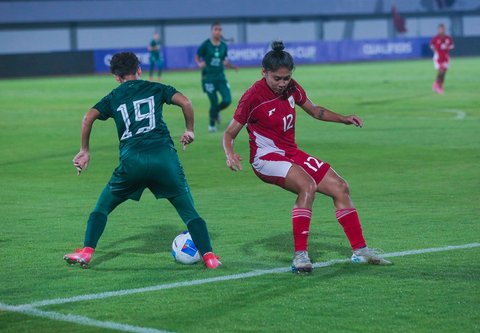 Pesepak bola Timnas Putri Indonesia Zahra Muzdalifah  berebut bola dengan pesepak bola Timnas Putri Pakistan Anmool Hira  saat pertandingan kualifikasi Piala Asia Wanita 2026 Grup D di Stadion Indomilk Arena, Kabupaten Tangerang, Banten, Rabu (02/07/2025).