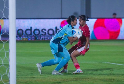 Pesepak bola Timnas Putri Indonesia Viny Silfinaus berhadapan langsung dengan kiper Timnas Putri Pakistan Zeeyana  saat pertandingan kualifikasi Piala Asia Wanita 2026 Grup D di Stadion Indomilk Arena, Kabupaten Tangerang, Banten, Rabu (02/07/2025).