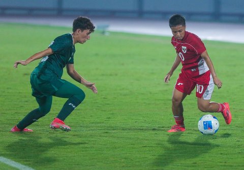 Pesepak bola Timnas Putri Indonesia Sheva Imut berebut bola pesepak bola Timnas Putri Pakistan Anmool Hira saat pertandingan kualifikasi Piala Asia Wanita 2026 Grup D di Stadion Indomilk Arena, Kabupaten Tangerang, Banten, Rabu (02/07/2025).