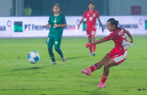 Pesepak bola Timnas Putri Indonesia Claudia Alexandra  melakukan tendangan langsung   saat pertandingan kualifikasi Piala Asia Wanita 2026 Grup D di Stadion Indomilk Arena, Kabupaten Tangerang, Banten, Rabu (02/07/2025).