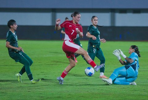 Pesepak bola Timnas Putri Indonesia Felicia Victoria dihadang pesepak bola Timnas Putri Pakistan saat pertandingan kualifikasi Piala Asia Wanita 2026 Grup D di Stadion Indomilk Arena, Kabupaten Tangerang, Banten, Rabu (02/07/2025).