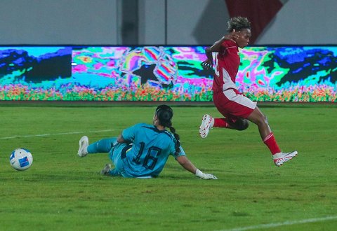 Pesepak bola Timnas Putri Indonesia Marsela Yuliana  dihadang kiper  Timnas Putri Pakistan Zeeyana saat pertandingan kualifikasi Piala Asia Wanita 2026 Grup D di Stadion Indomilk Arena, Kabupaten Tangerang, Banten, Rabu (02/07/2025).