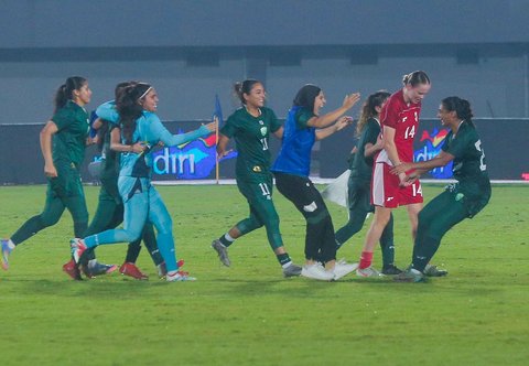 Pesepak bola  Timnas Putri Pakistan meluapkan kegembiraan usai mengalahkan Timnas Putri Indonesia  saat pertandingan kualifikasi Piala Asia Wanita 2026 Grup D di Stadion Indomilk Arena, Kabupaten Tangerang, Banten, Rabu (02/07/2025).