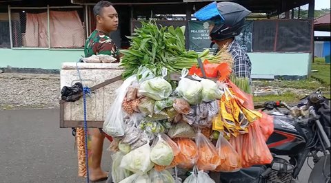 tukang sayur di timika