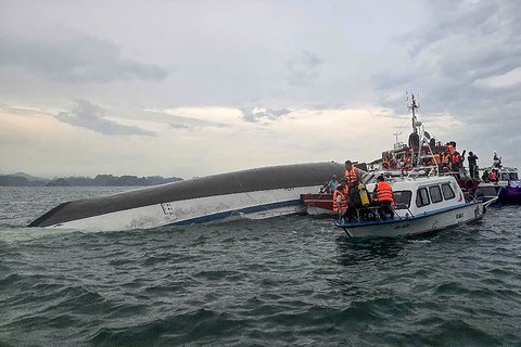 Tim SAR mencari korban di sekitar kapal wisata yang di Teluk Ha Long, Provinsi Quang Ninh, Vietnam, Sabtu (19/07/2025).