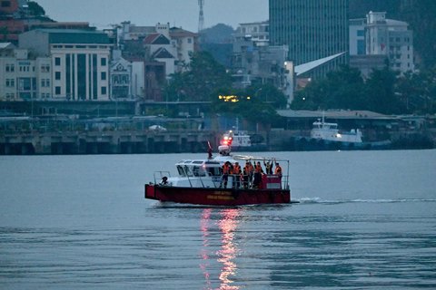 Tim SAR mencari korban di sekitar kapal wisata yang di Teluk Ha Long, Provinsi Quang Ninh, Vietnam, Minggu (20/07/2025).