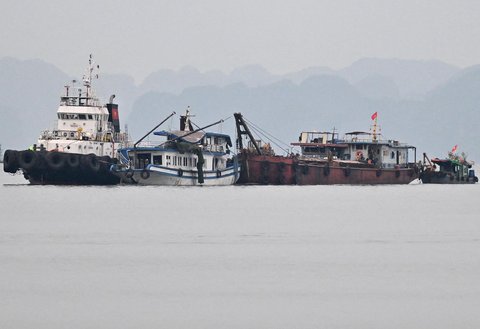 Kapal wisata yang terbalik ditarik kembali ke pelabuhan di Teluk Ha Long, Provinsi Quang Ninh, Vietnam, Minggu (20/07/2025).