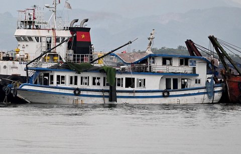 Kapal wisata yang terbalik ditarik kembali ke pelabuhan di Teluk Ha Long, Provinsi Quang Ninh, Vietnam, Minggu (20/07/2025).