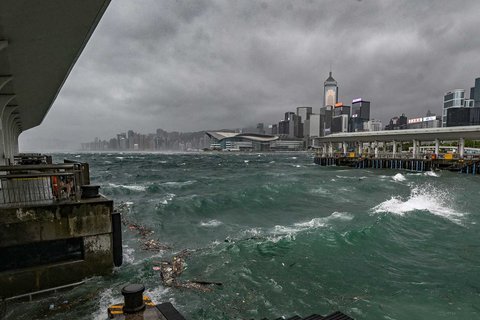 Awan hitam gelap dan ombak tinggi  terlihat di Pelabuhan Victoria Hong Kong, Minggu (20/07/2025).
