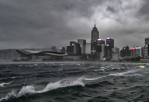 Awan hitam gelap dan ombak tinggi  terlihat di Pelabuhan Victoria Hong Kong, Minggu (20/07/2025).