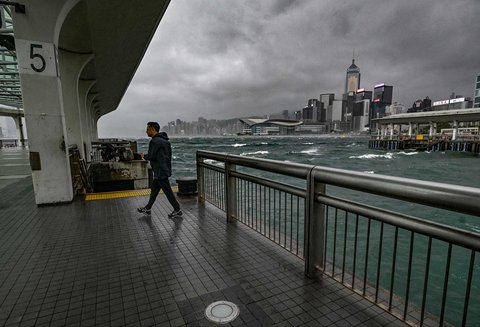 Awan hitam gelap dan ombak tinggi  terlihat di Pelabuhan Victoria Hong Kong, Minggu (20/07/2025).