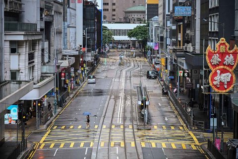 Jalanan  yang sepi saat Topan Wipha menerjang  kawasan Distrik Central, Hong Kong, Minggu (20/07/2025).