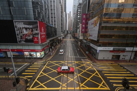 Jalanan  yang sepi saat Topan Wipha menerjang  kawasan Distrik Central, Hong Kong, Minggu (20/07/2025).