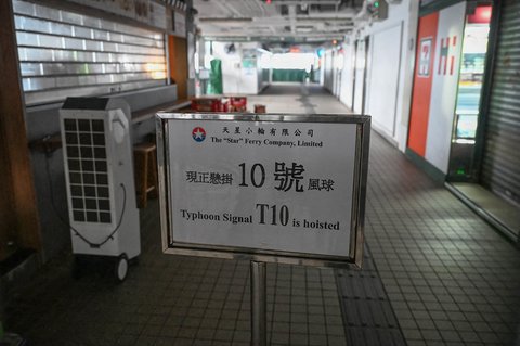 Tanda peringatan topan nomor 10 terlihat di dermaga Star Ferry Hong Kong, Minggu (20/07/2025