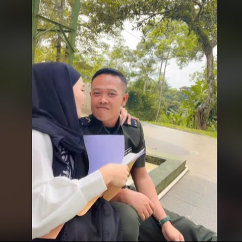 Momen Ibu Persit Buka Surat Penugasan Sang Suami Jadi Perwira Pertama,