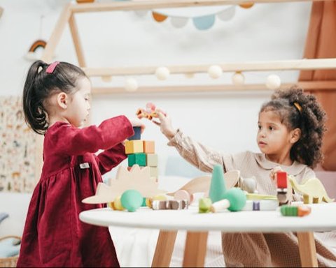 Ilustrasi Anak-anak sedang Bermain Bersama