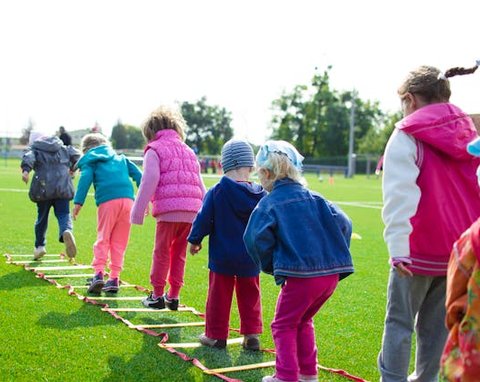 Ilustrasi Anak-anak sedang Bermain
