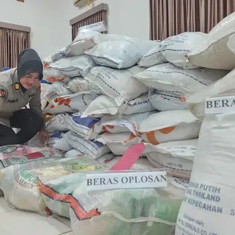 Warga saat membeli beras di Pasar Induk Cipinang, Jakarta Timur, Kamis (8/9/2022). Kenaikan harga BBM bersubsidi berdampak pada melonjaknya harga beras di Pasar Induk Cipinang hingga Rp 2.000