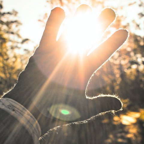 Ilustrasi matahari, sinar matahari, semangat, motivasi. (Photo by Kaitlin Duffey on Unsplash)