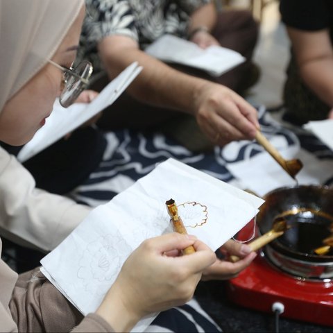 Warga Filipina yang tinggal di Indonesia belajar membatik di Aula Serbaguna Kedutaan Besar Filipina, Jakarta, Minggu (01/09/2024).