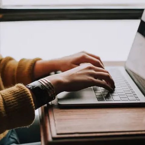 Ilustrasi bekerja, mengetik. (Photo by Christin Hume on Unsplash)