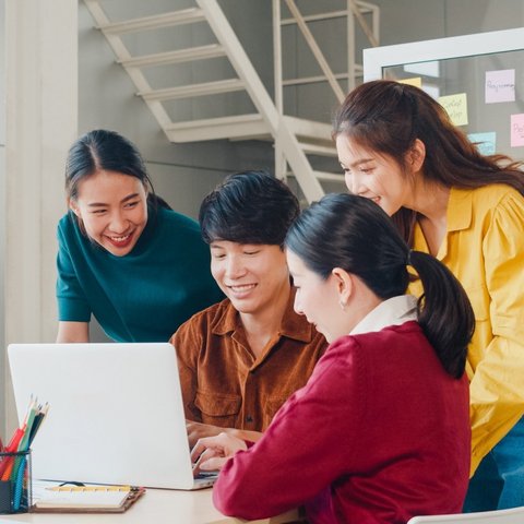 <p>Ilustrasi bekerja, kerja sama tim. (Image by tirachardz on Freepik)</p>