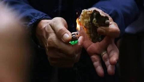 Ilustrasi - Bakar kemenyan praktik dukun. (Foto: Liputan6.com/Muhamad Ridlo)