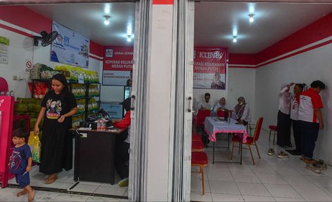 Warga mengunjungi gerai sembako dan klinik kesehatan Koperasi Merah Putih di Kelurahan Mampang, Kota Depok, Jawa Barat, Senin (21/7/2025).  Hari ini, Presiden Prabowo meresmikan sekitar 80 ribu koperasi merah putih yang tersebar di seluruh desa/ kelurahan di Indonesia.