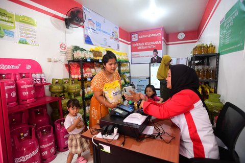Warga berbelanja pada gerai sembako Koperasi Merah Putih di Kelurahan Mampang, Kota Depok, Jawa Barat, Senin (21/7/2025).  Hari ini, Presiden Prabowo meresmikan sekitar 80 ribu koperasi merah putih yang tersebar di seluruh desa/ kelurahan di Indonesia.
